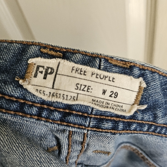 Free People 29 *32" Waist Capri Very Good Condition - Picture 6 of 6